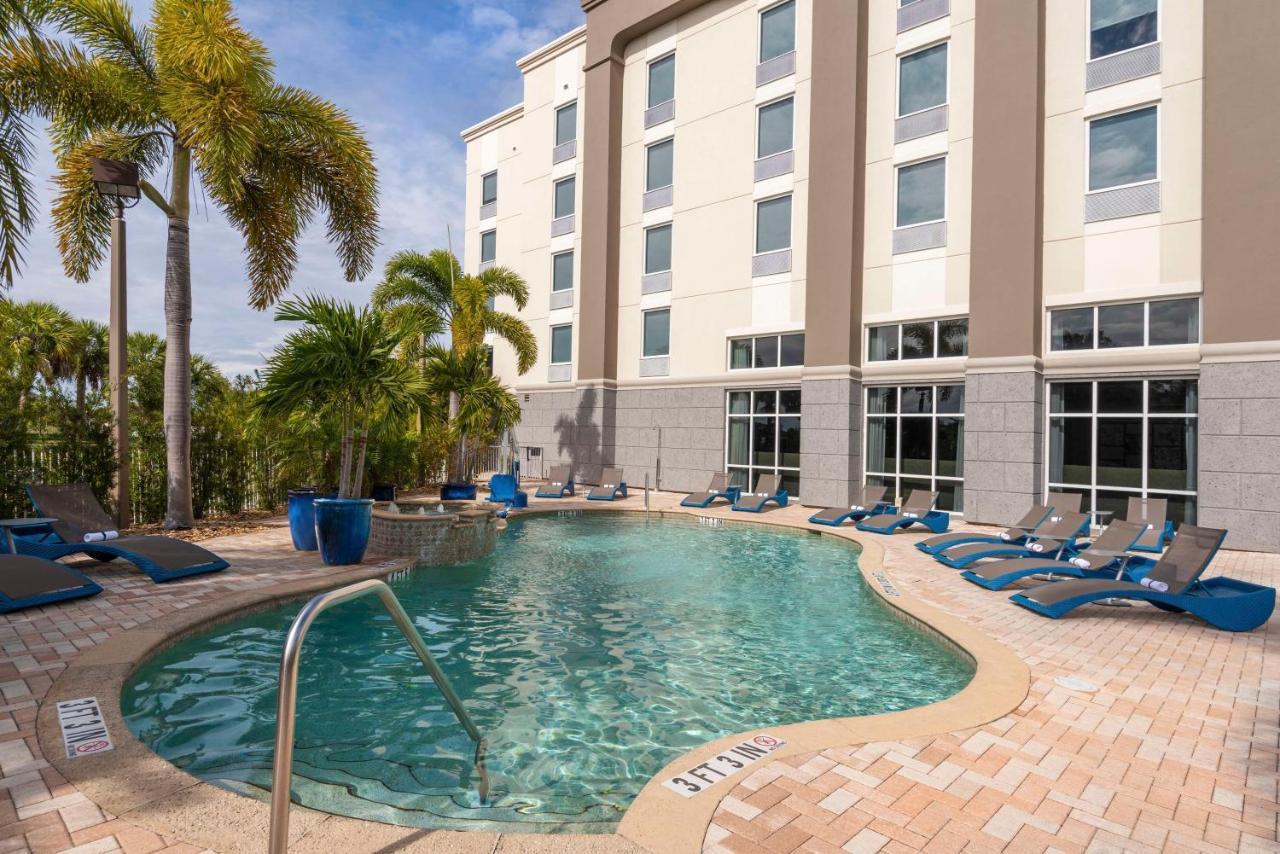 Hampton Inn & Suites Fort Myers-Colonial Boulevard Εξωτερικό φωτογραφία